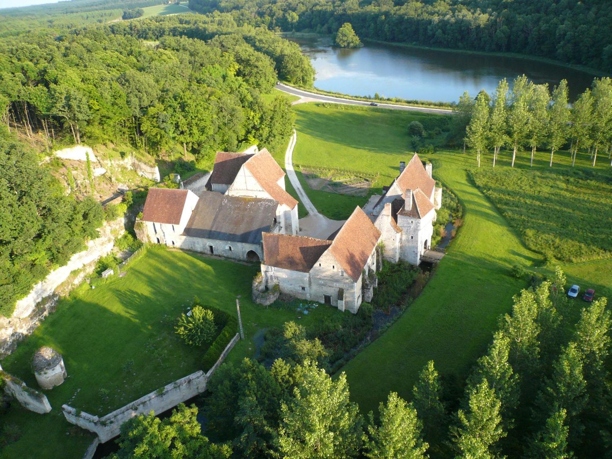 مورُزورْ Chateau-Monastere De La Corroirie المظهر الخارجي الصورة